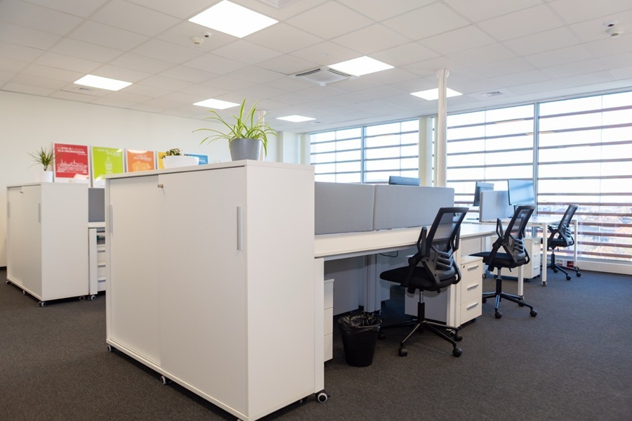 BIURO W NURCIE ZERO WASTE PLAN B GROUP REWITALIZUJE PRZESTRZEŃ DLA ZWIĄZKU MIAST POLSKICH