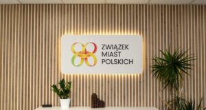 BIURO W NURCIE ZERO WASTE PLAN B GROUP REWITALIZUJE PRZESTRZEŃ DLA ZWIĄZKU MIAST POLSKICH