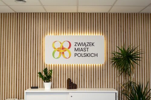 BIURO W NURCIE ZERO WASTE PLAN B GROUP REWITALIZUJE PRZESTRZEŃ DLA ZWIĄZKU MIAST POLSKICH