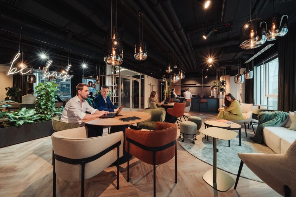 Butikowa, elastyczna przestrzeń biurowa The Shire – Beyond Coworking w budynku Warsaw Spire C