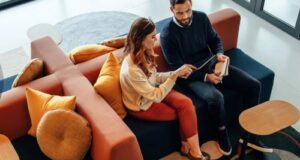 1 NA 5 FIRM PLANUJE ZMIENIĆ OBECNY MODEL PRACY, NAJCZĘŚCIEJ POPRZEZ ZWIĘKSZENIE OBECNOŚCI W BIURZE